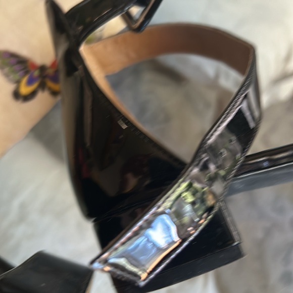 Gorgous black patent leather sandals for all occasion 9 barely worn name brand - Picture 6 of 7